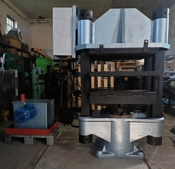 Prasa hydrauliczna 300 ton.