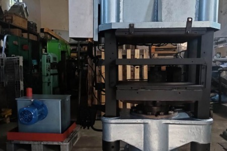 Prasa hydrauliczna 300 ton.