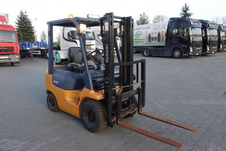 Wózek widłowy unoszący Toyota Geneo 7FG15