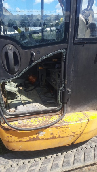 Syndyk sprzeda minikoparkę JCB 8025  (niesprawna)