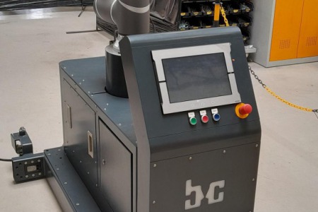 Zrobotyzowana stacja paletyzująca OMRON TM12