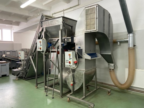 Przemysłowy separator powietrzny – podajnik taśmowy